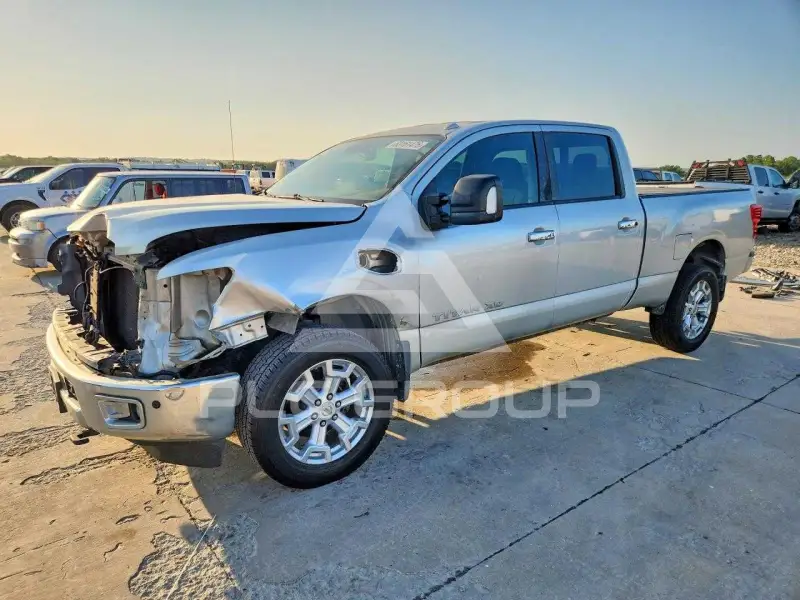2017 Nissan TITAN фото