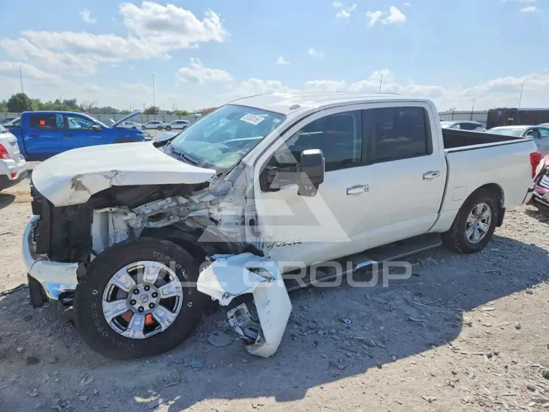 2017 Nissan TITAN фото
