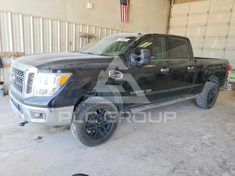 2017 Nissan TITAN фото