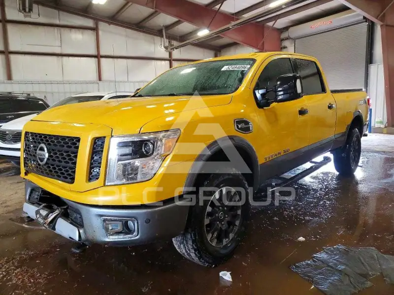 2017 Nissan TITAN фото