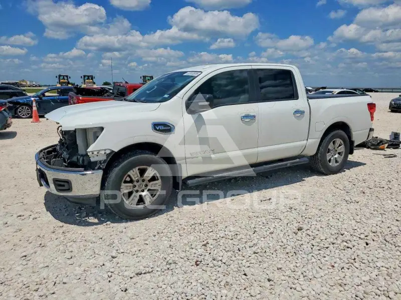 2017 Nissan TITAN фото
