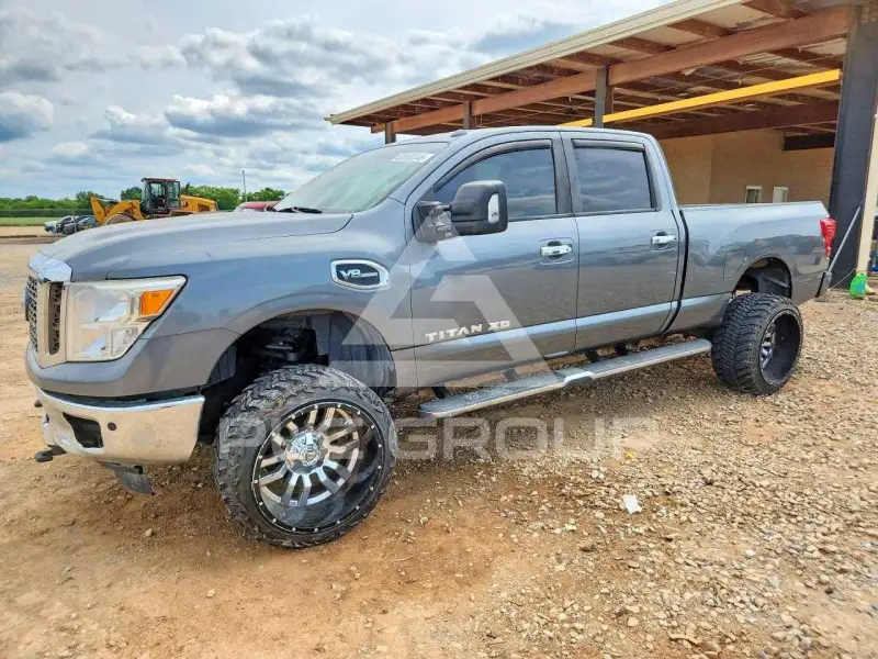 2017 Nissan TITAN фото