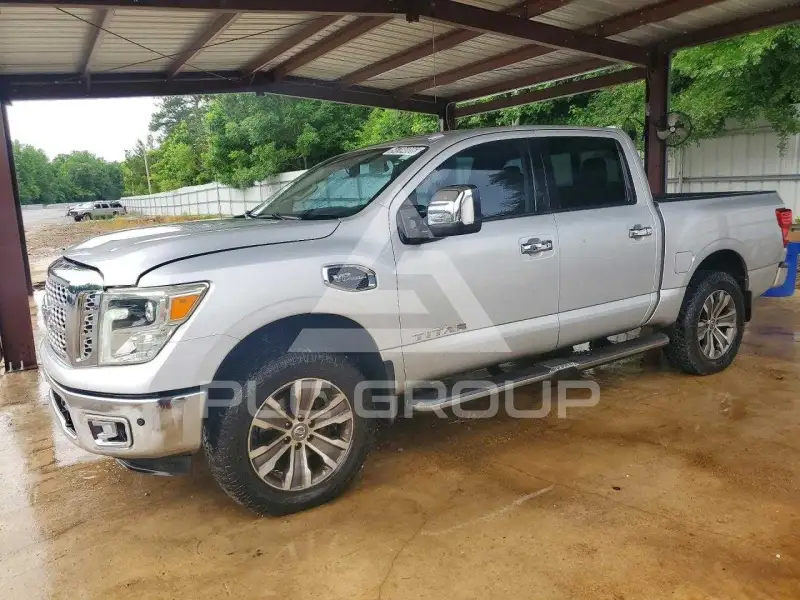 2017 Nissan TITAN фото
