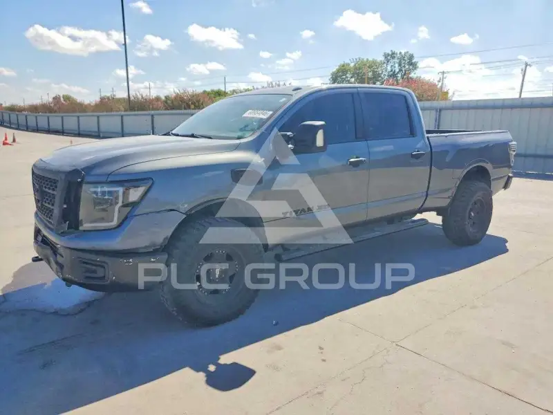 2017 Nissan TITAN photo