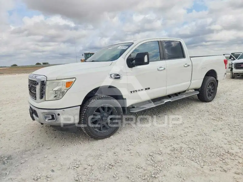 2017 Nissan TITAN фото