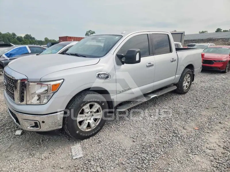 2017 Nissan TITAN фото