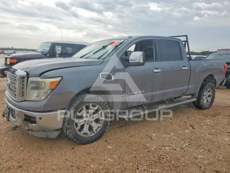 2017 Nissan TITAN фото