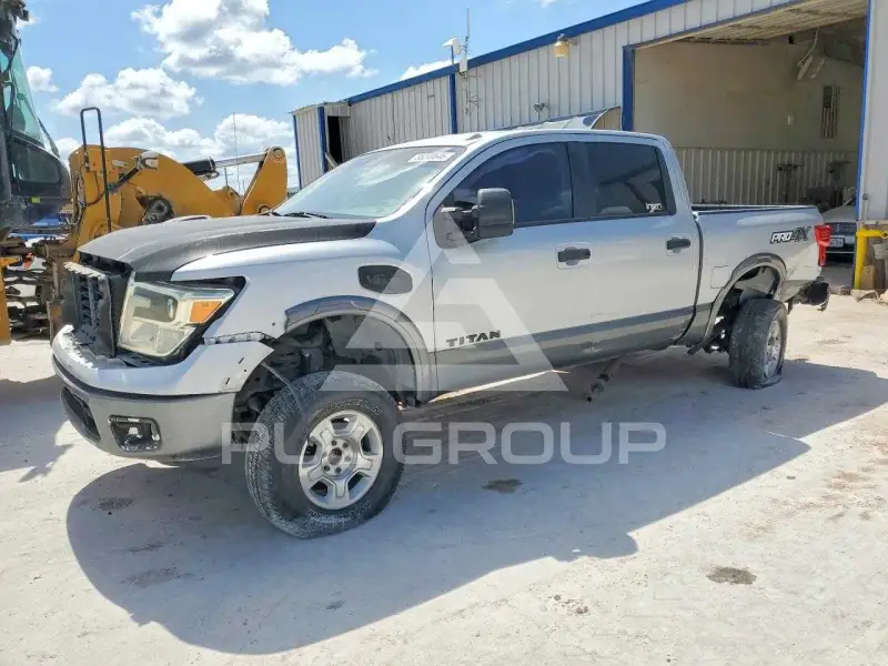 2017 Nissan TITAN фото