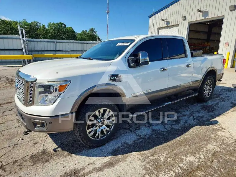 2017 Nissan TITAN фото