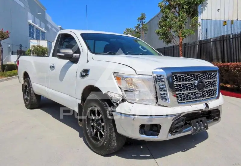 2017 Nissan TITAN фото