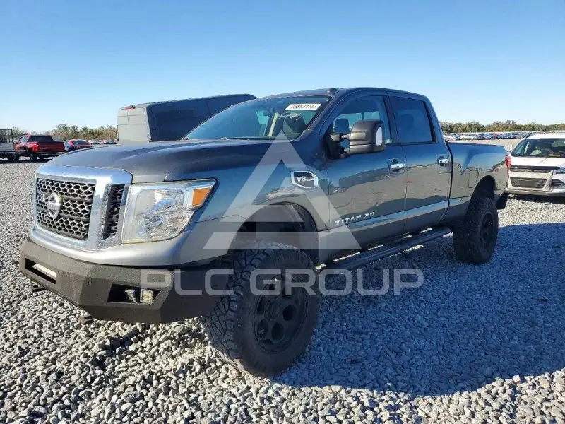 2017 Nissan TITAN фото
