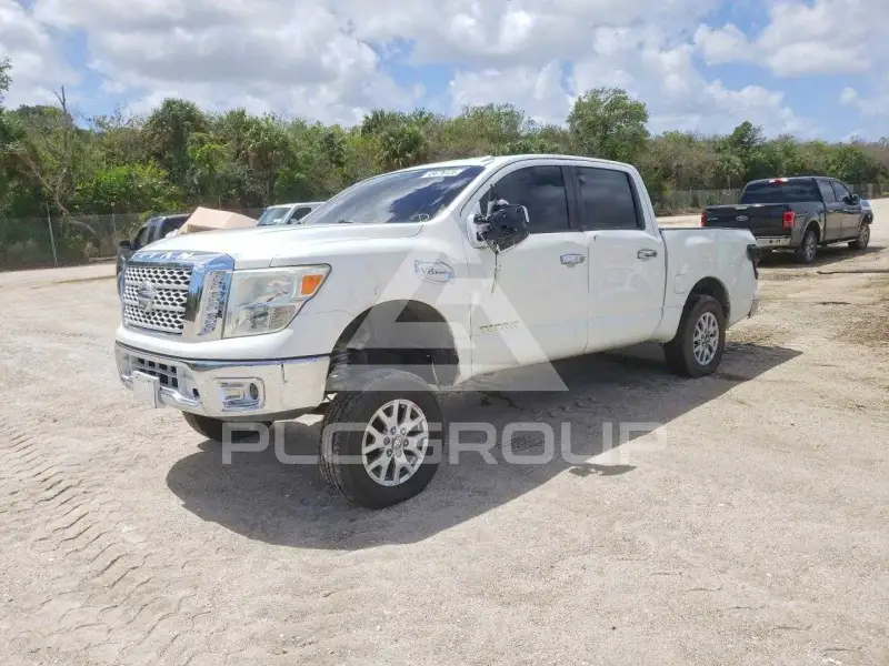 2017 Nissan TITAN фото