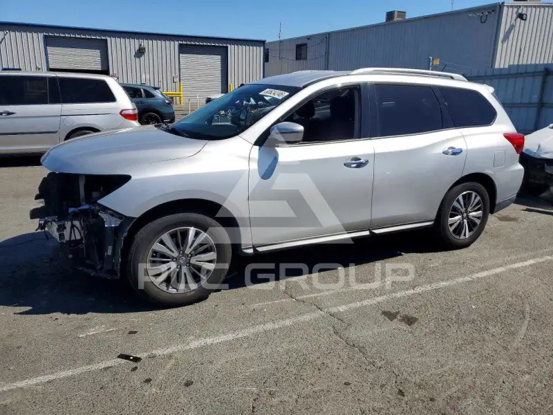 2017 Nissan PATHFINDER photo