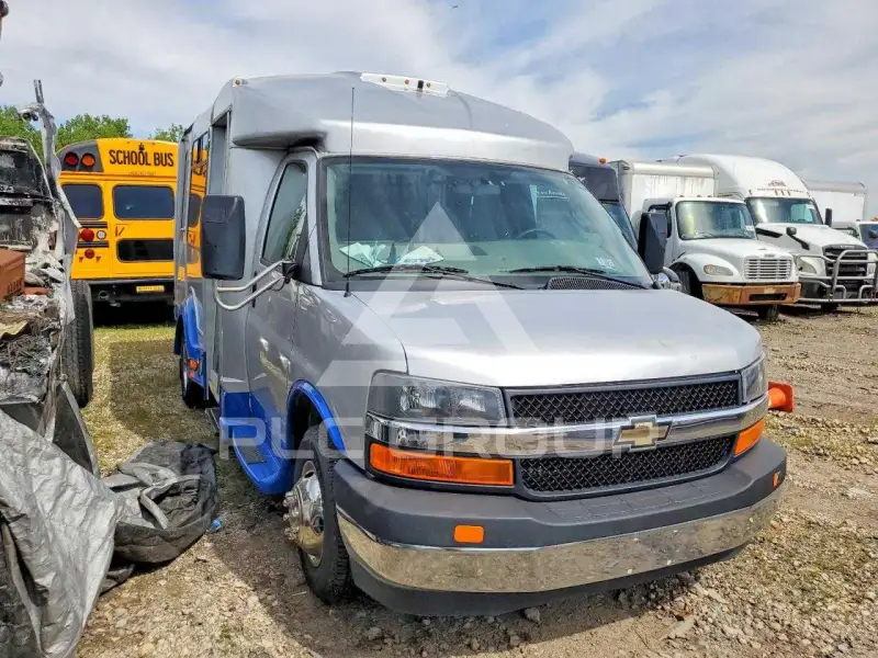 2017 Chevrolet Express фото