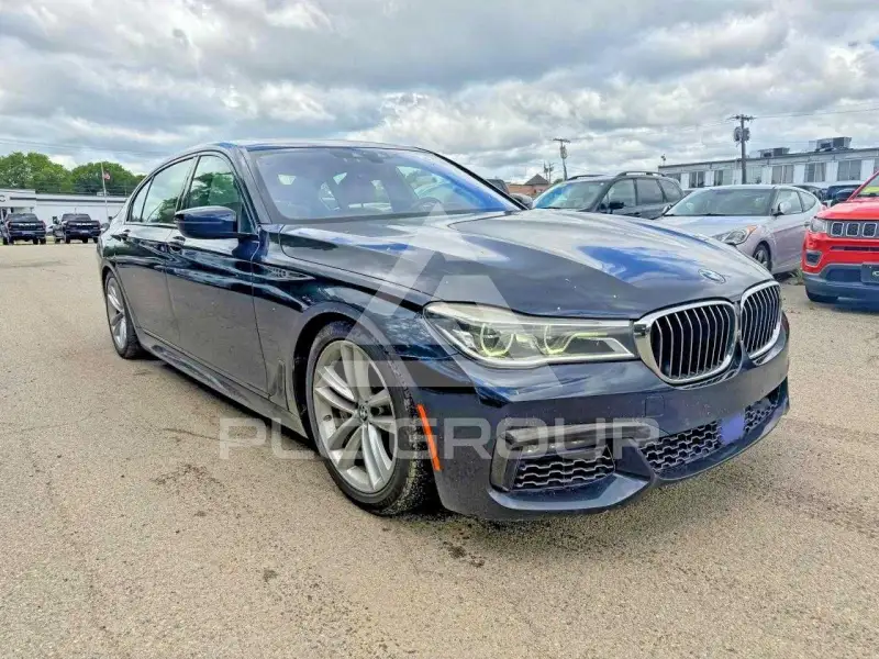 2017 BMW 750 фото
