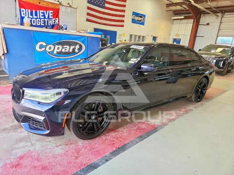 2017 BMW 750 фото