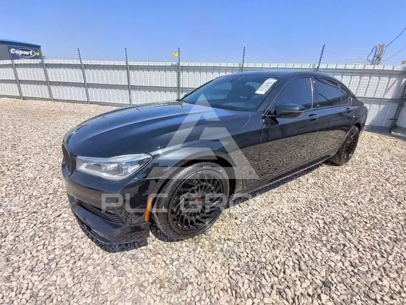 2017 BMW 750 фото