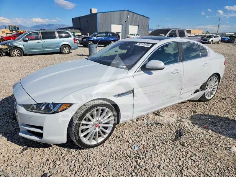 2017 Jaguar XE фото