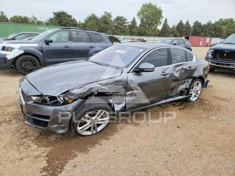 2017 Jaguar XE фото