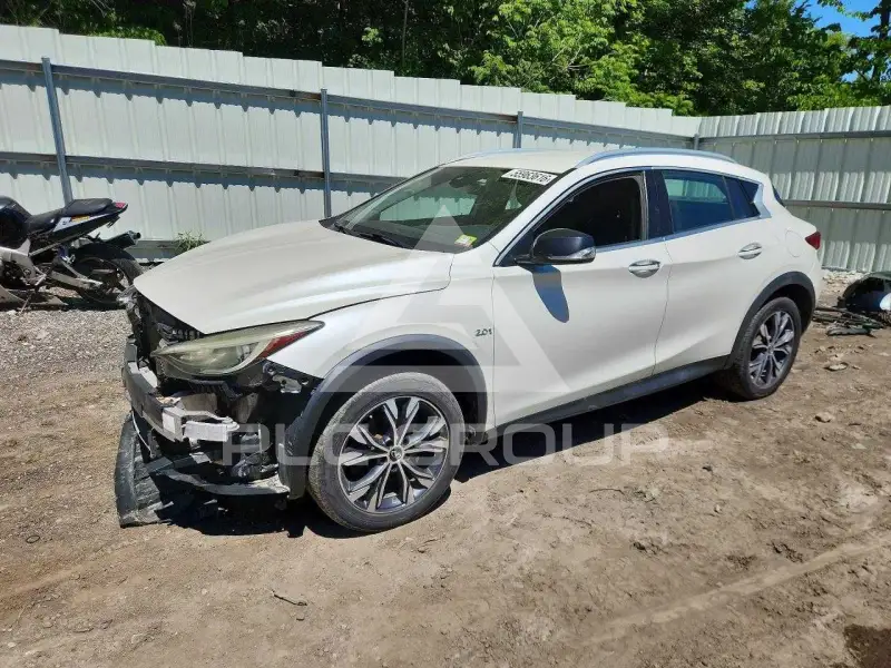 2017 Infinity QX30 photo