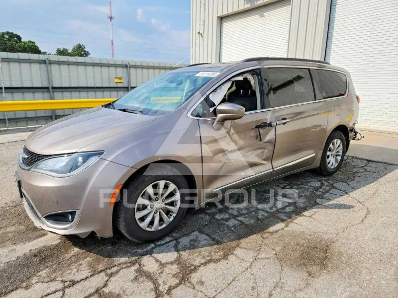 2017 Chrysler PACIFICA photo