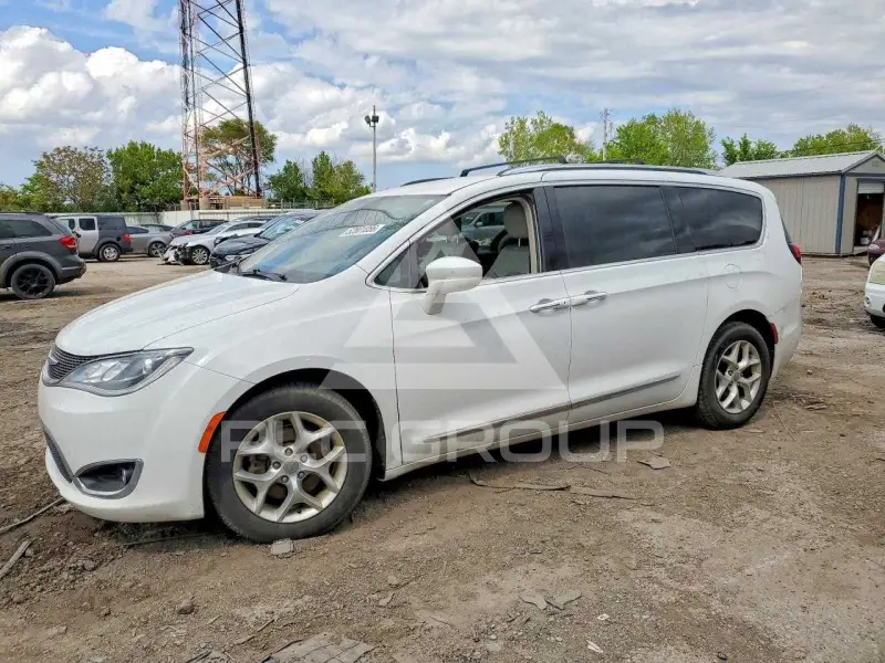 2017 Chrysler PACIFICA photo