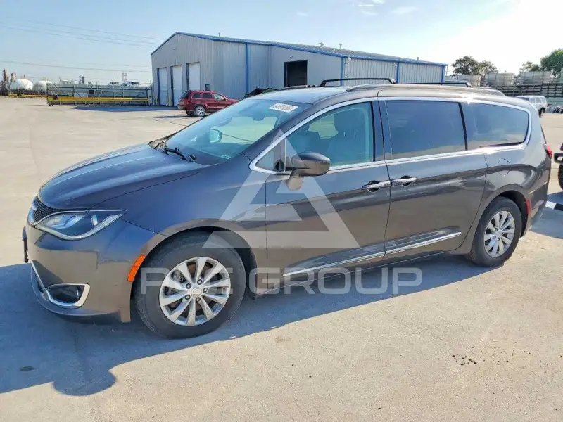 2017 Chrysler PACIFICA photo