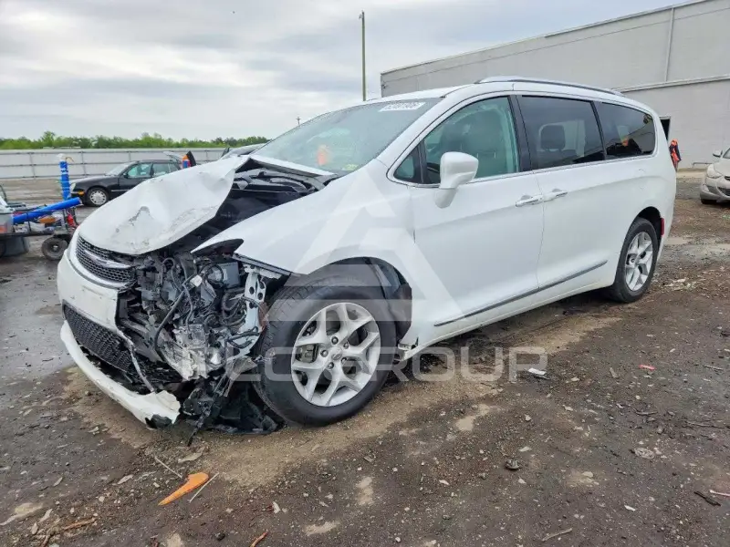 2017 Chrysler PACIFICA photo