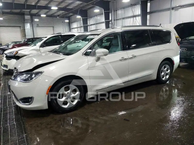 2017 Chrysler PACIFICA photo