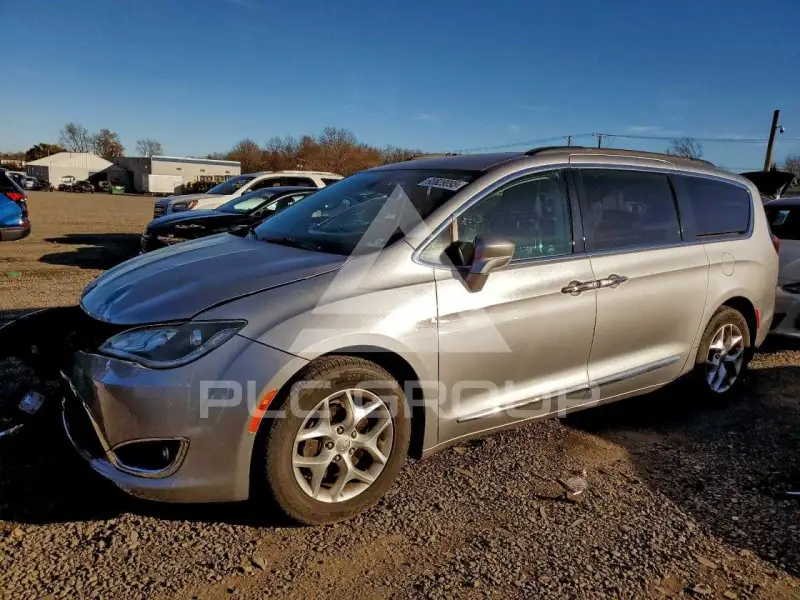 2017 Chrysler PACIFICA photo