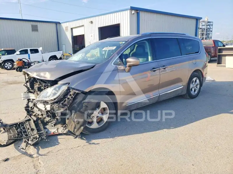 2017 Chrysler PACIFICA photo
