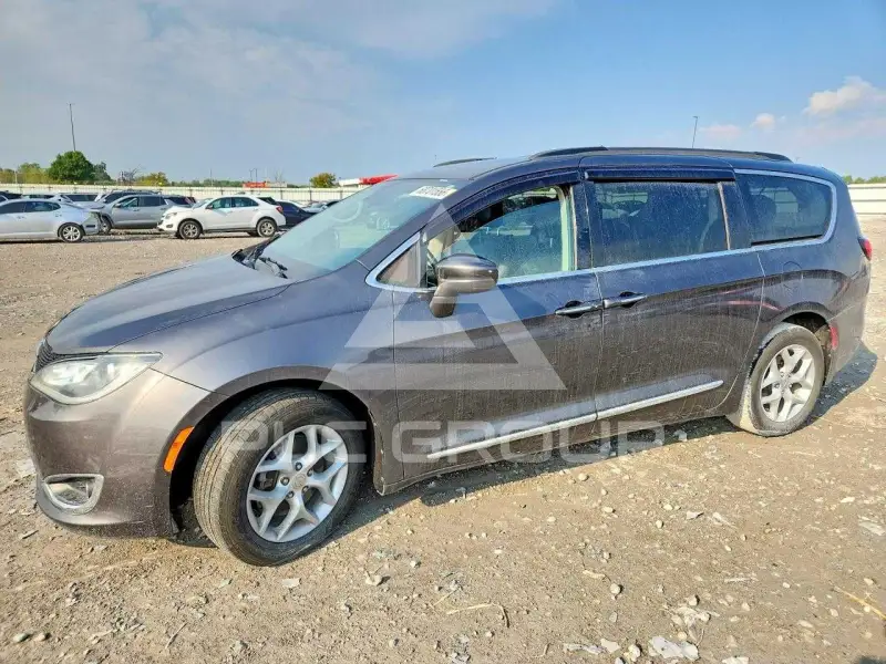 2017 Chrysler PACIFICA photo