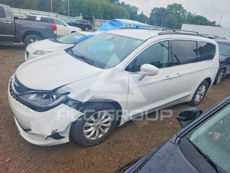 2017 Chrysler PACIFICA photo