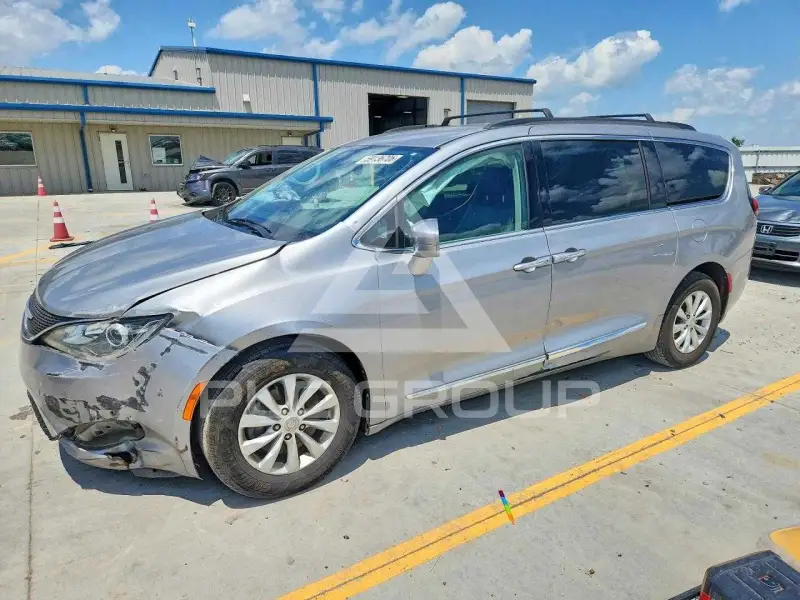 2017 Chrysler PACIFICA photo