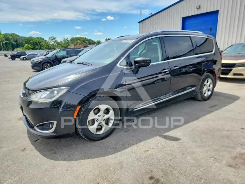 2017 Chrysler PACIFICA photo