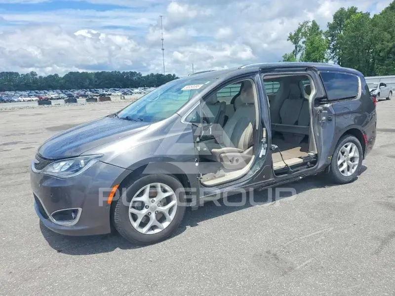 2017 Chrysler PACIFICA photo
