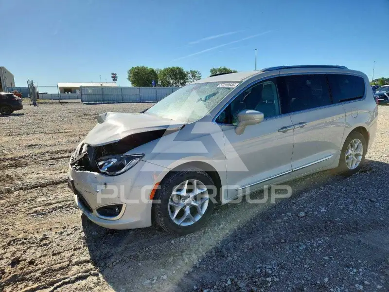 2017 Chrysler PACIFICA photo