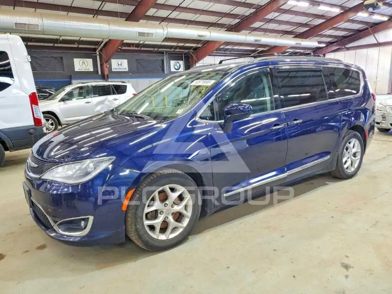 2017 Chrysler PACIFICA photo