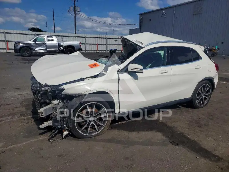 2017 Mercedes Benz GLA-Class фото