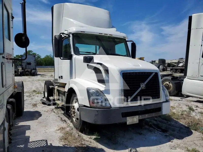 2017 Volvo VNL photo