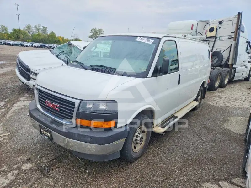 2017 GMC Savana photo