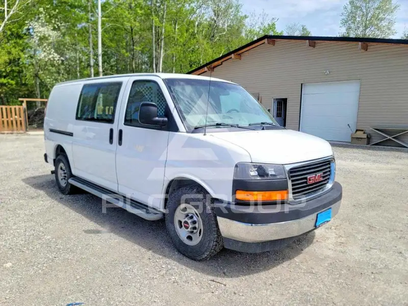 2017 GMC Savana photo