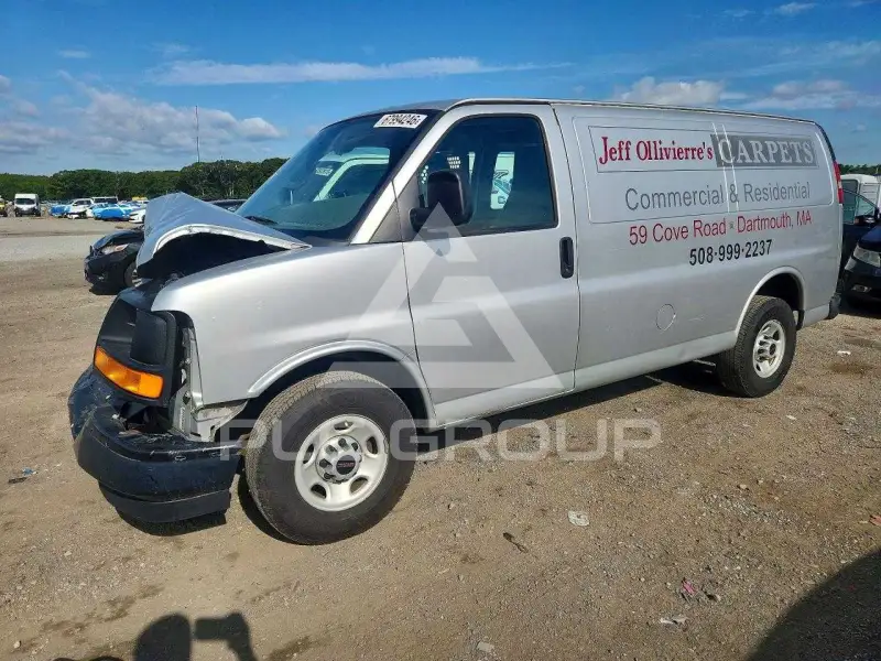 2017 GMC Savana photo