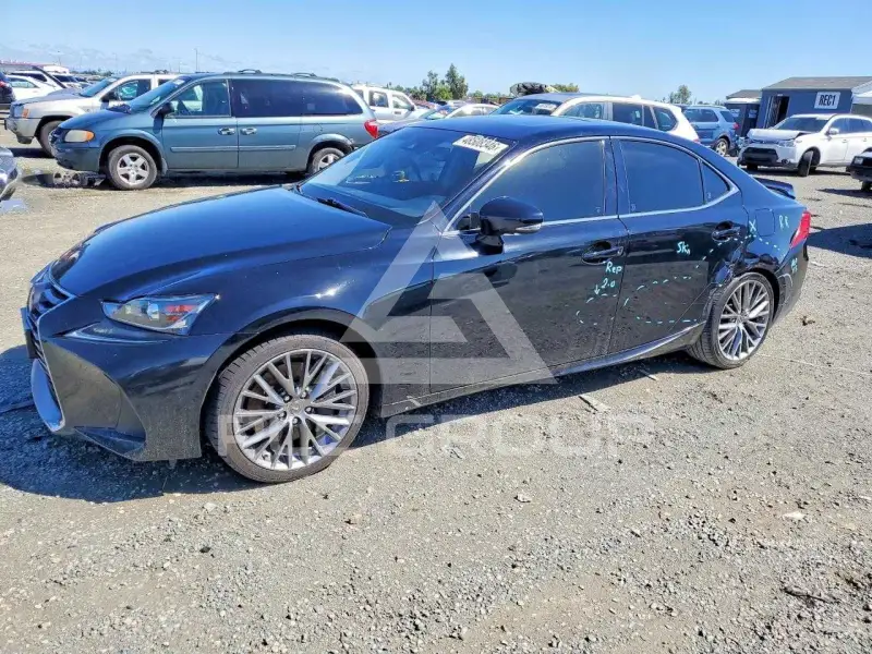 2017 Lexus IS photo