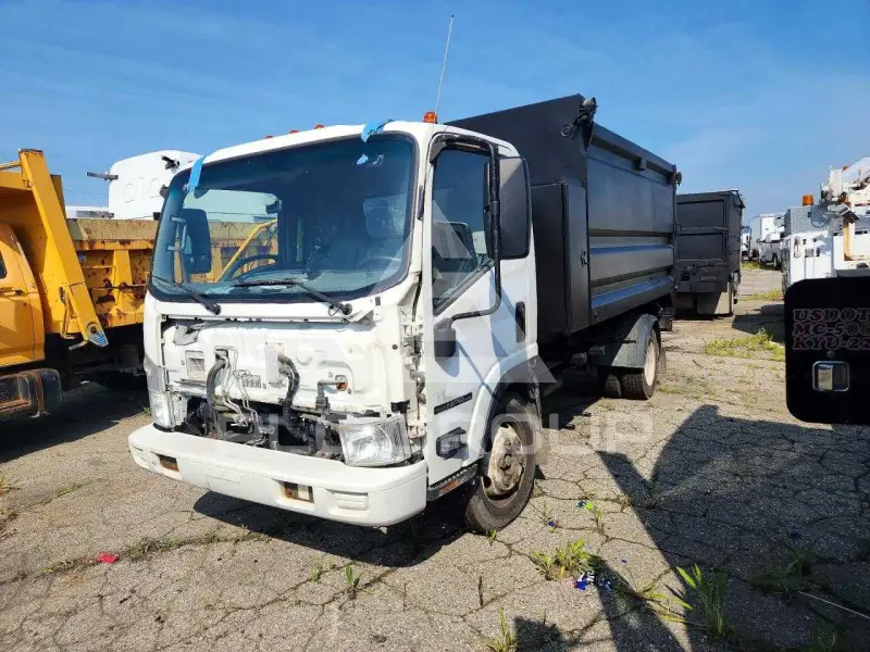 2017 Isuzu NPR photo