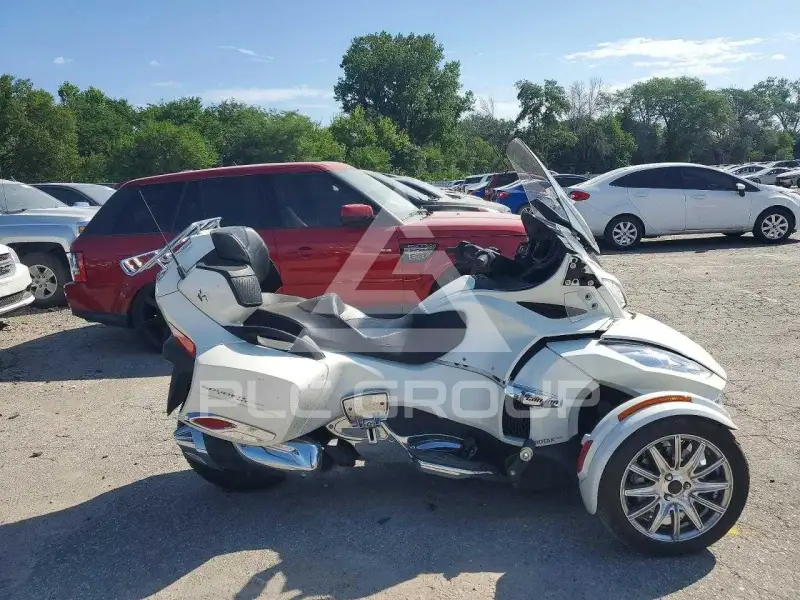 2017 Can-AM SPYDER фото