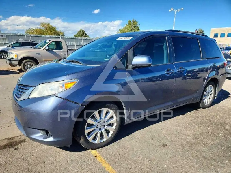 2017 Toyota SIENNA фото