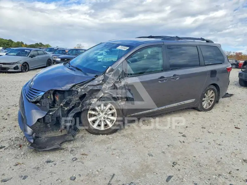 2017 Toyota SIENNA photo