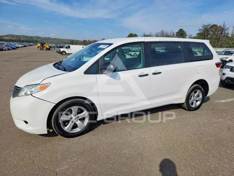 2017 Toyota SIENNA photo
