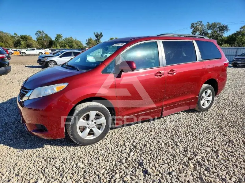 2017 Toyota SIENNA photo